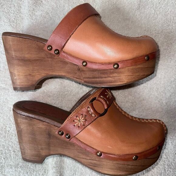 NWOT (Display Pair) Women’s 8 Musse & Cloud By Fiery Leather Wooden Retro Clogs - Picture 4 of 9